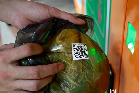 扫描垃圾袋上的二维码，，，，，，翻开箱门，，，，，，投放垃圾